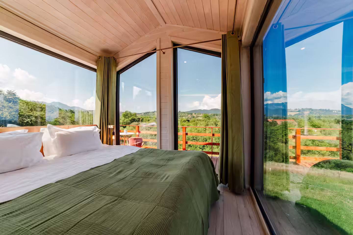 Dormitor cu fereastră panoramică spre priveliștea din Bran, la SkyAtlas Hideaway Dormitor cu fereastră panoramică spre priveliștea din Bran, la SkyAtlas Hideaway