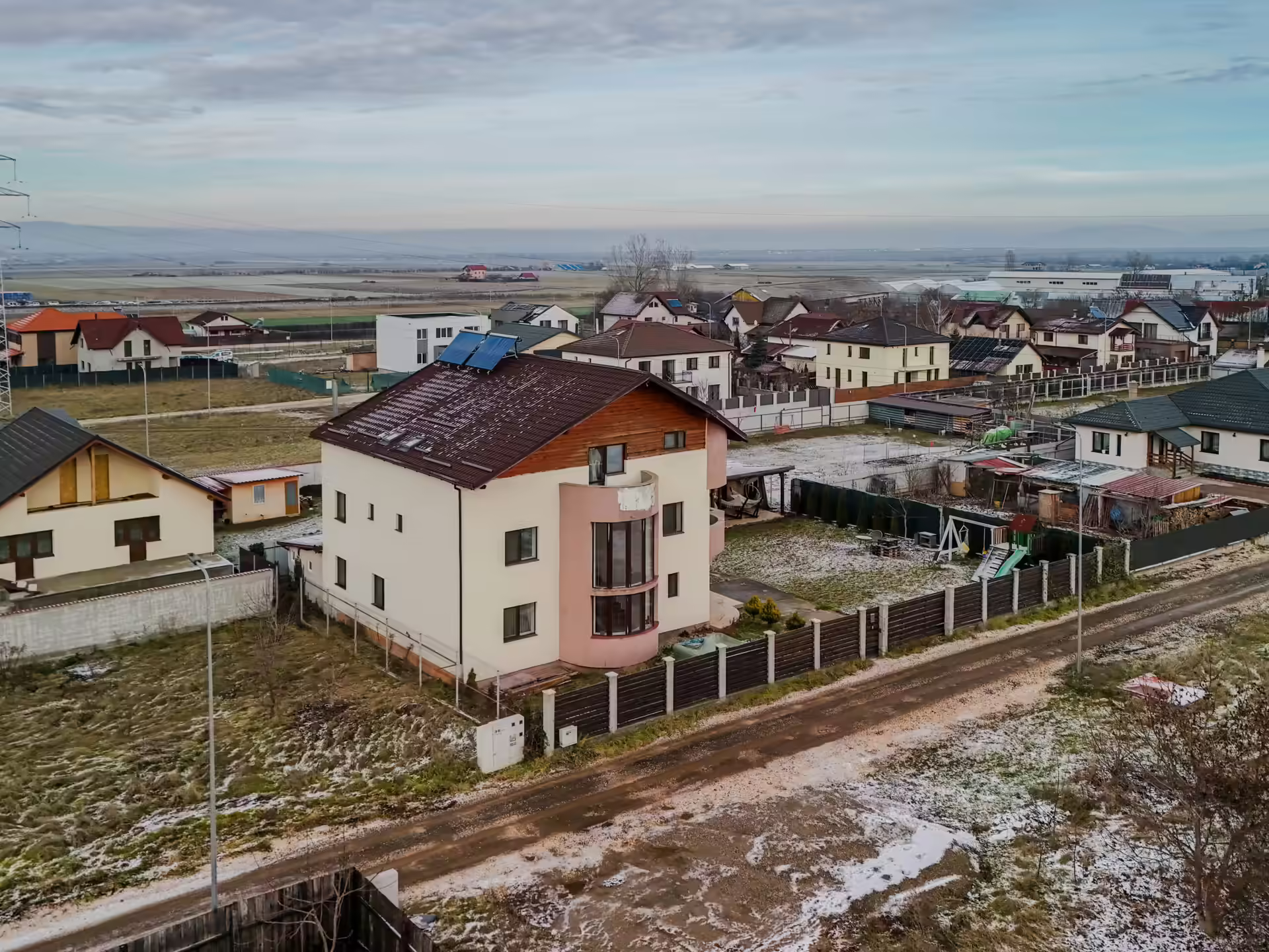 Vedere aeriană cu Vila Mik Guesthouse și curtea din Săcele Vedere aeriană cu Vila Mik Guesthouse și curtea din Săcele