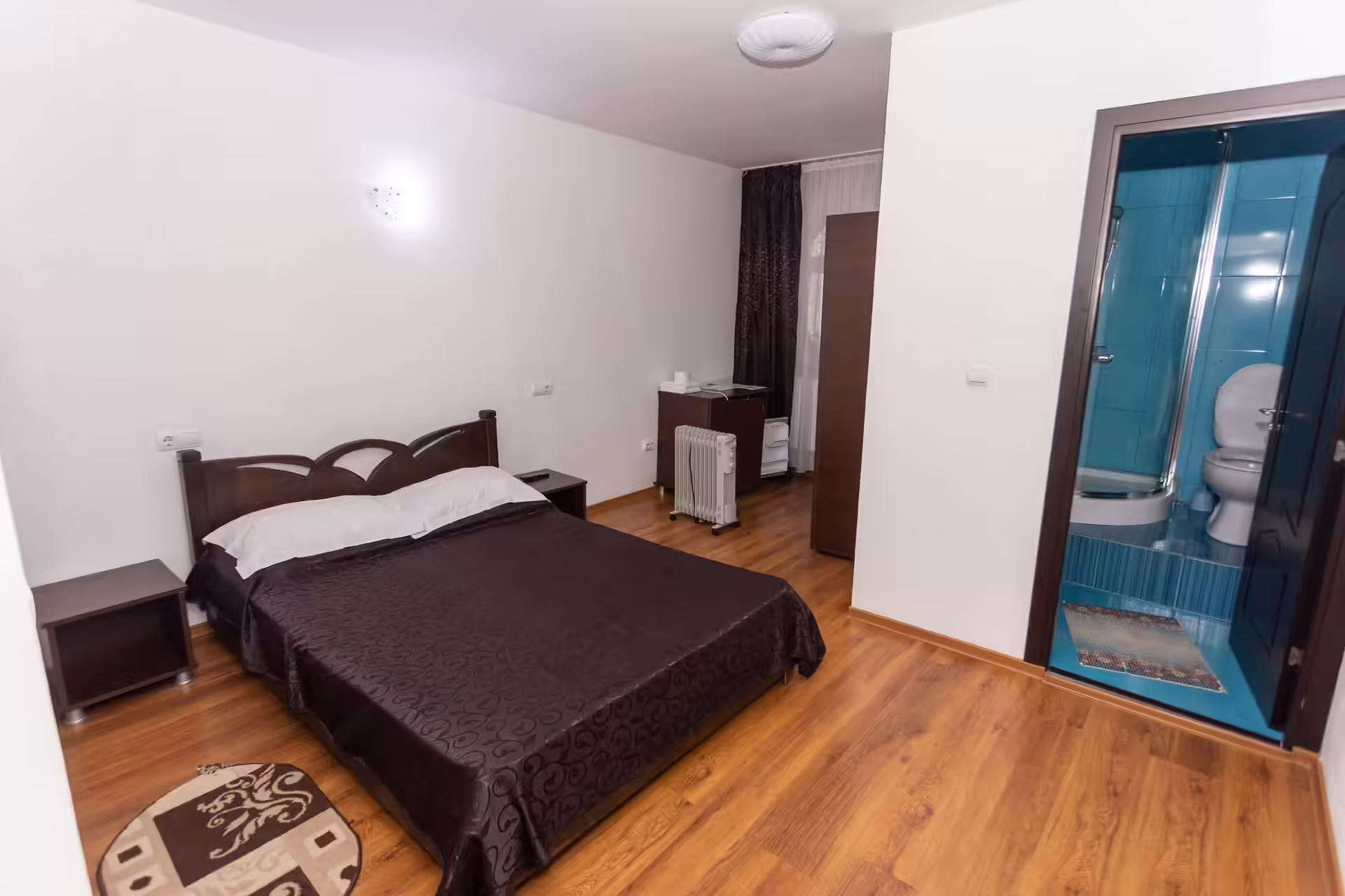 Cameră dublă cu cabină de duș la Casa Leu, Buzău Cameră dublă cu cabină de duș la Casa Leu, Buzău