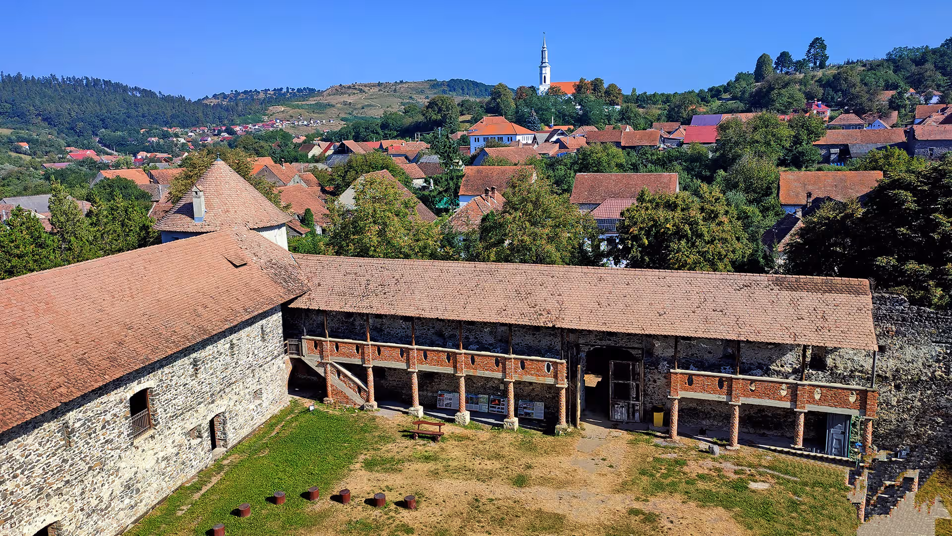 Castelul Bethlen și satul Racoș, vedere de sus asupra curții Castelul Bethlen și satul Racoș, vedere de sus asupra curții