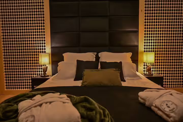 Dormitor matrimonial cu tapițerie capitonată la La Tulipe Noire
