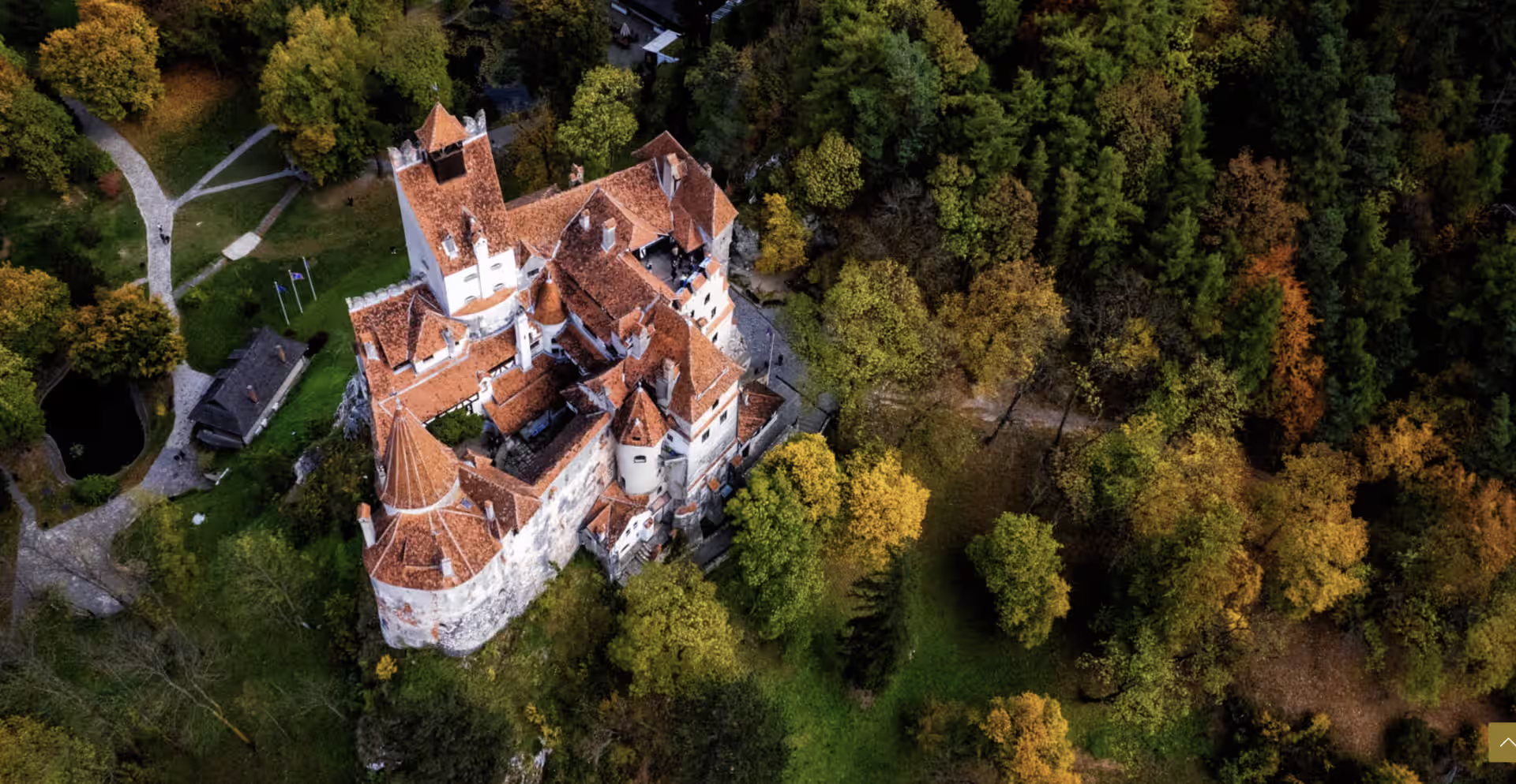 Vedere aeriană a Castelului Bran toamna, cu pădurea colorată Vedere aeriană a Castelului Bran toamna, cu pădurea colorată