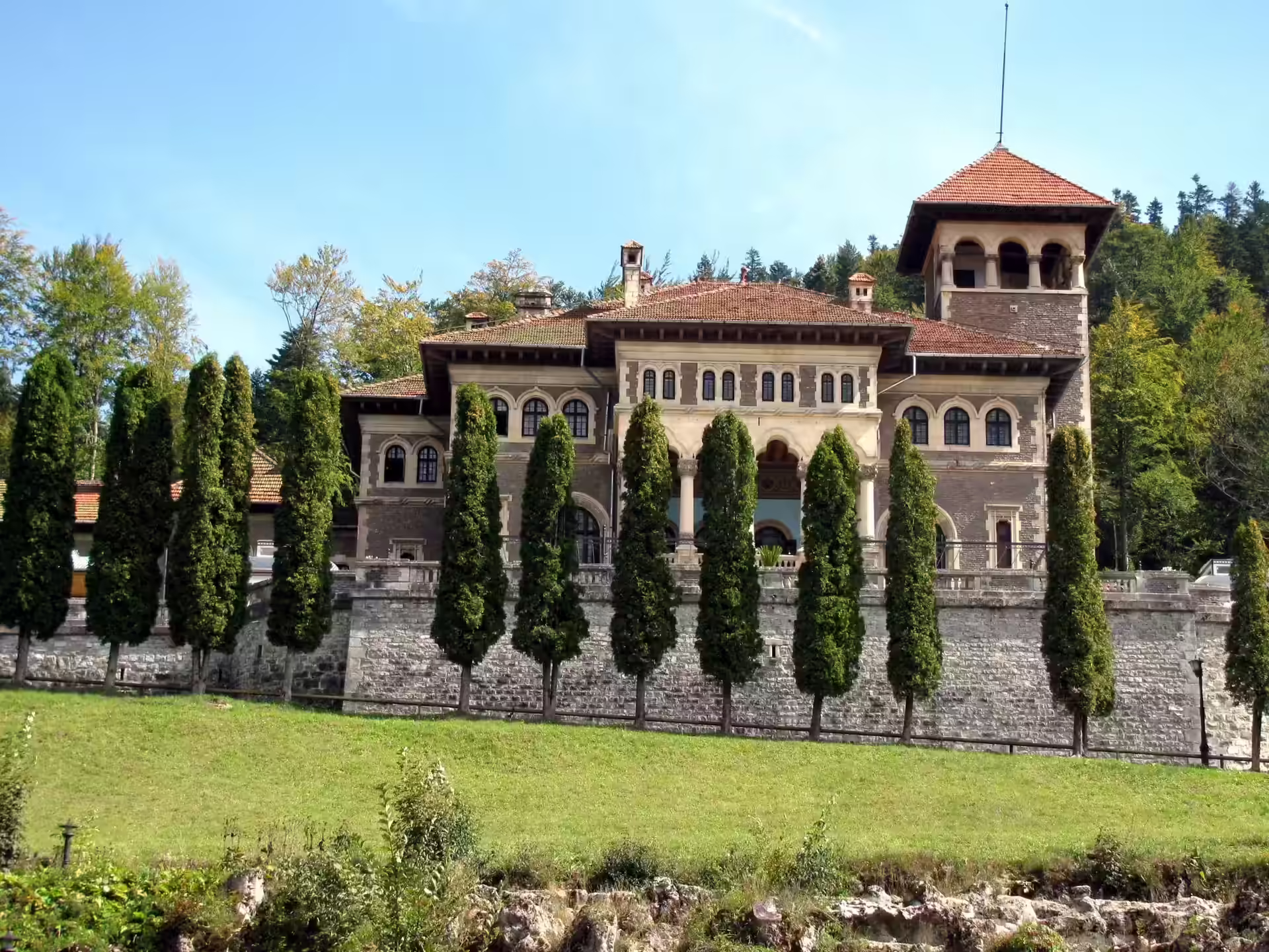 Fațada neoromânească a Castelului Cantacuzino cu aleea de tuia