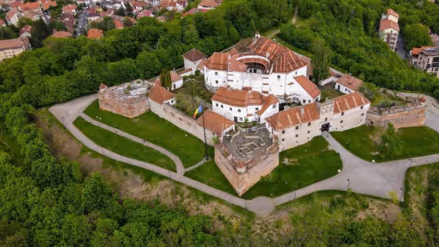 Cetățuia de pe Strajă și cartierele Brașovului, fotografie din dronă Cetățuia de pe Strajă și cartierele Brașovului, fotografie din dronă