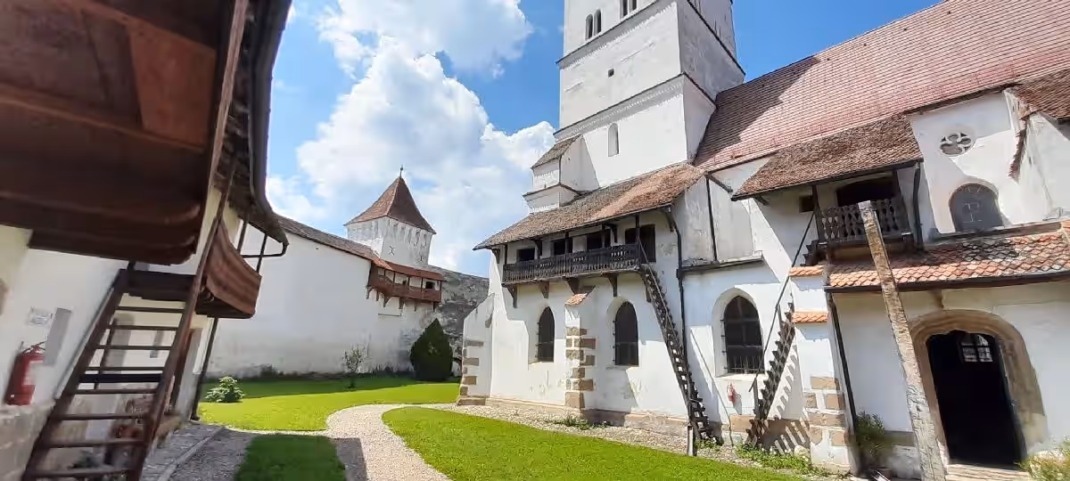 Curtea interioară a Bisericii Fortificate Hărman, cu cămările săsești pe ziduri