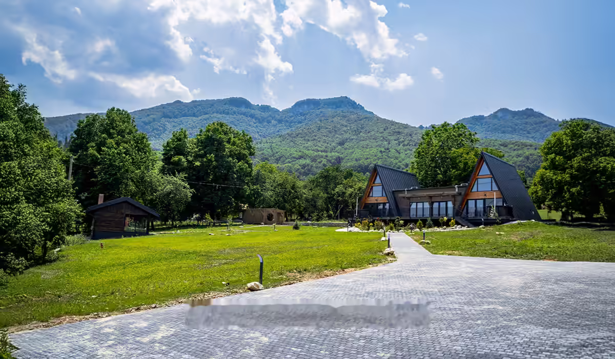 Aleea de acces și parcarea privată a domeniului AZA Chalet, Tohănița