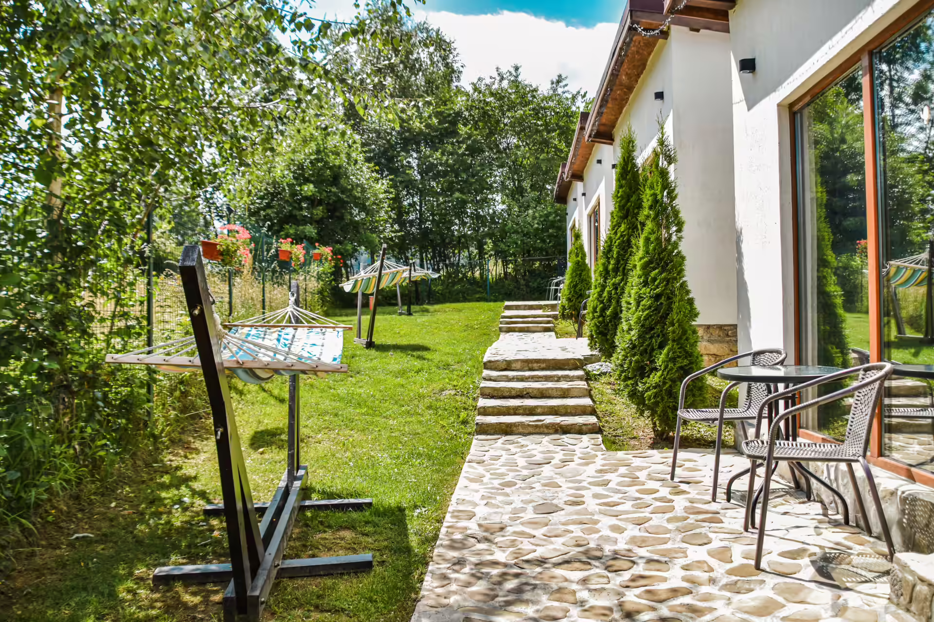 Alee pietruită prin grădina cu bungalouri și hamace, Silver Bungalow Săcele