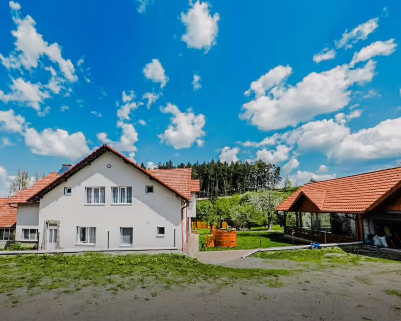 Exteriorul Cabanei La Bontu cu foișor în curte, Covasna Exteriorul Cabanei La Bontu cu foișor în curte, Covasna