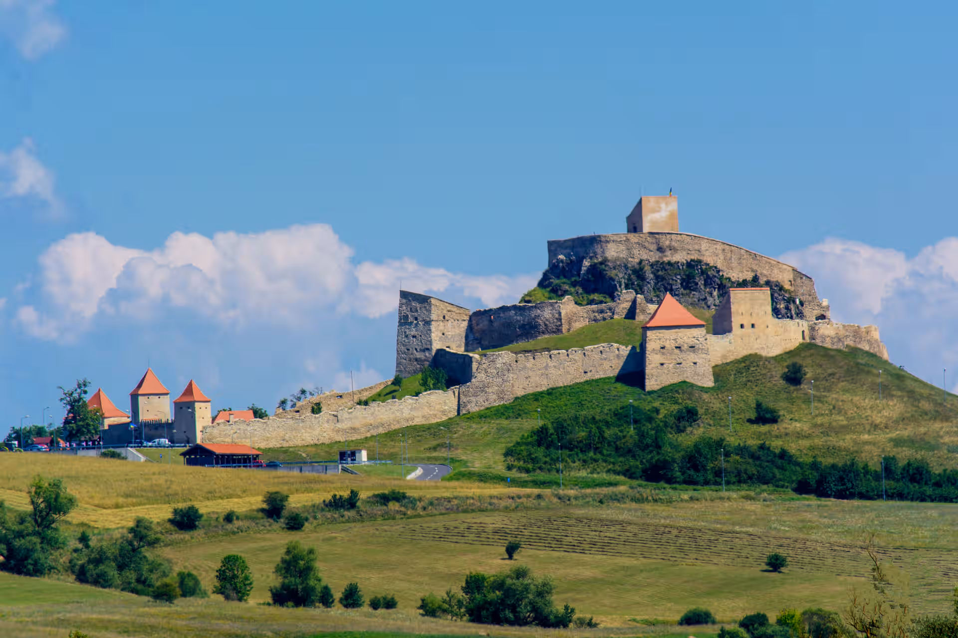 Panorama Cetății Rupea cu turnurile și incintele pe deal