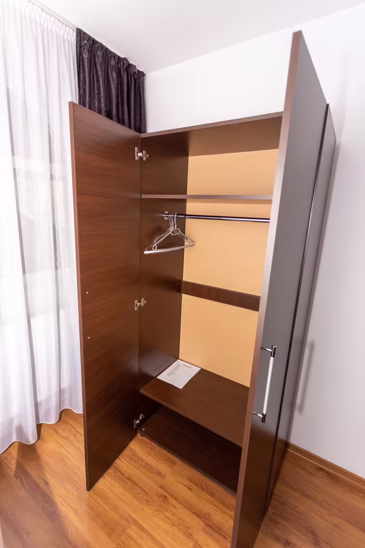Dulap spațios în camera de la Casa Leu, Buzău Dulap spațios în camera de la Casa Leu, Buzău