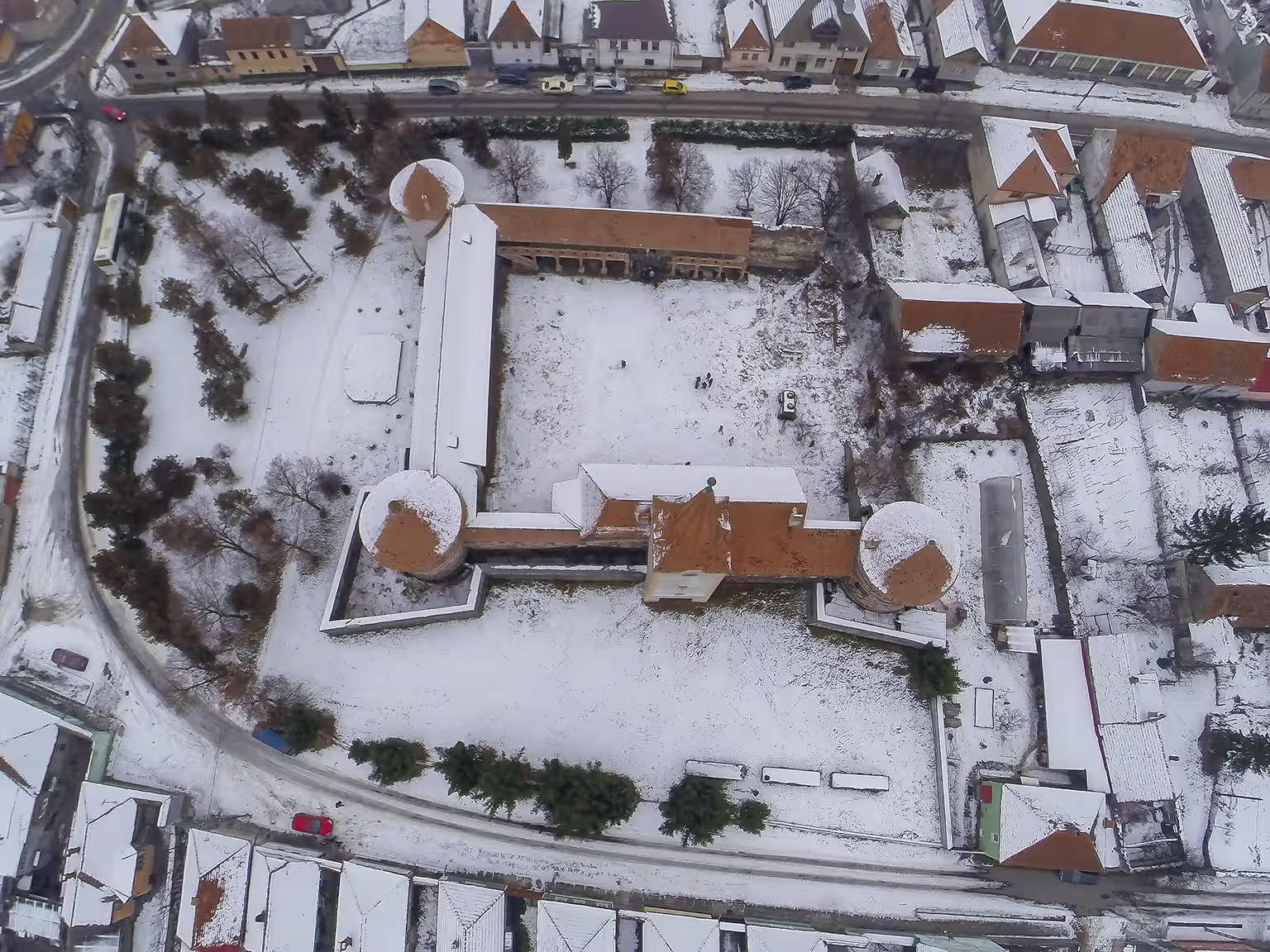 Castelul Sükösd Bethlen din Racoș iarna, vedere aeriană cu zăpadă Castelul Sükösd Bethlen din Racoș iarna, vedere aeriană cu zăpadă