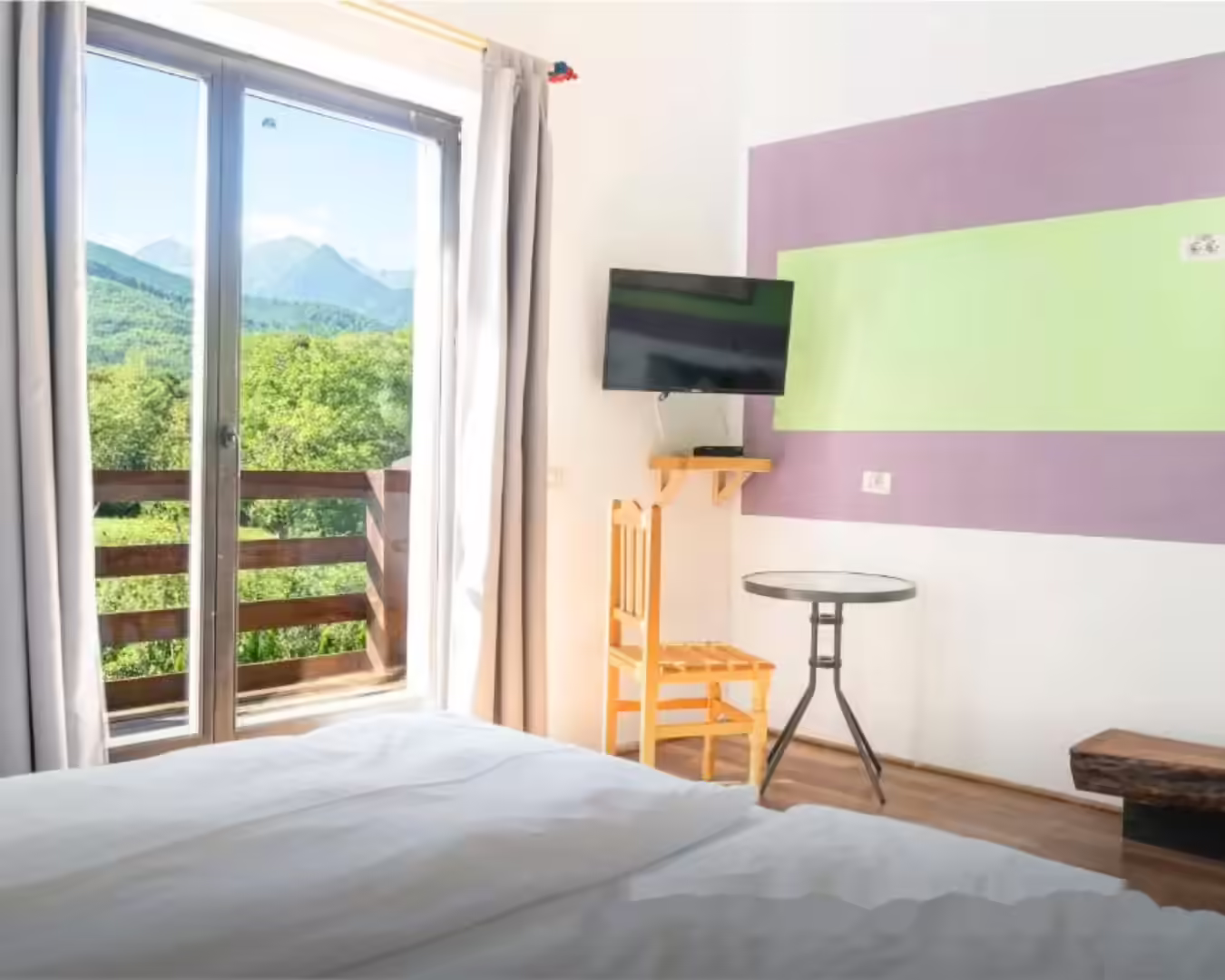 Cameră cu balcon și priveliște spre munți la Pensiunea Ana din Viștișoara Cameră cu balcon și priveliște spre munți la Pensiunea Ana din Viștișoara