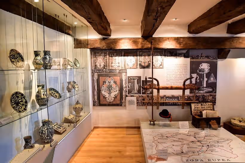 Ceramică și obiecte istorice în sala de expoziție a cetății