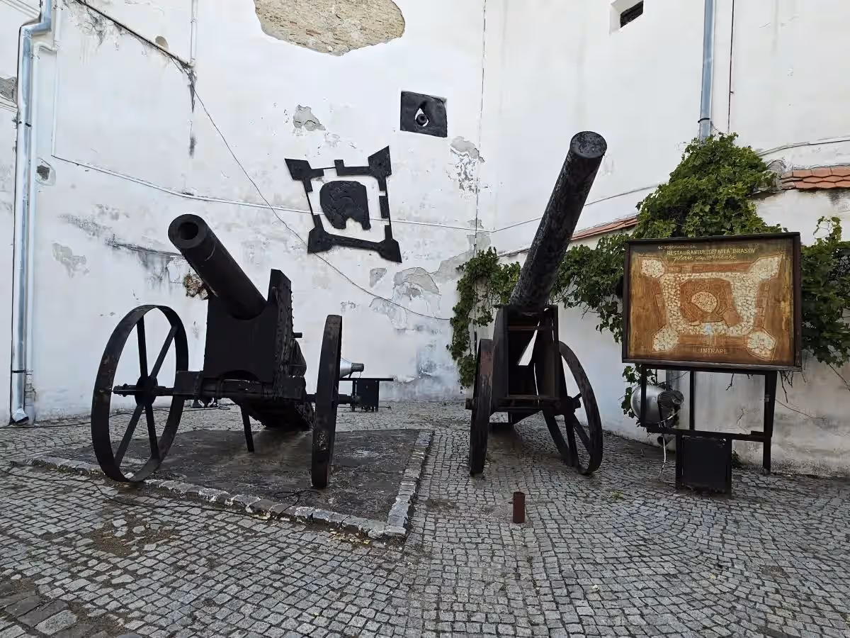 Tunuri vechi expuse în curtea Cetățuii de pe Strajă din Brașov Tunuri vechi expuse în curtea Cetățuii de pe Strajă din Brașov