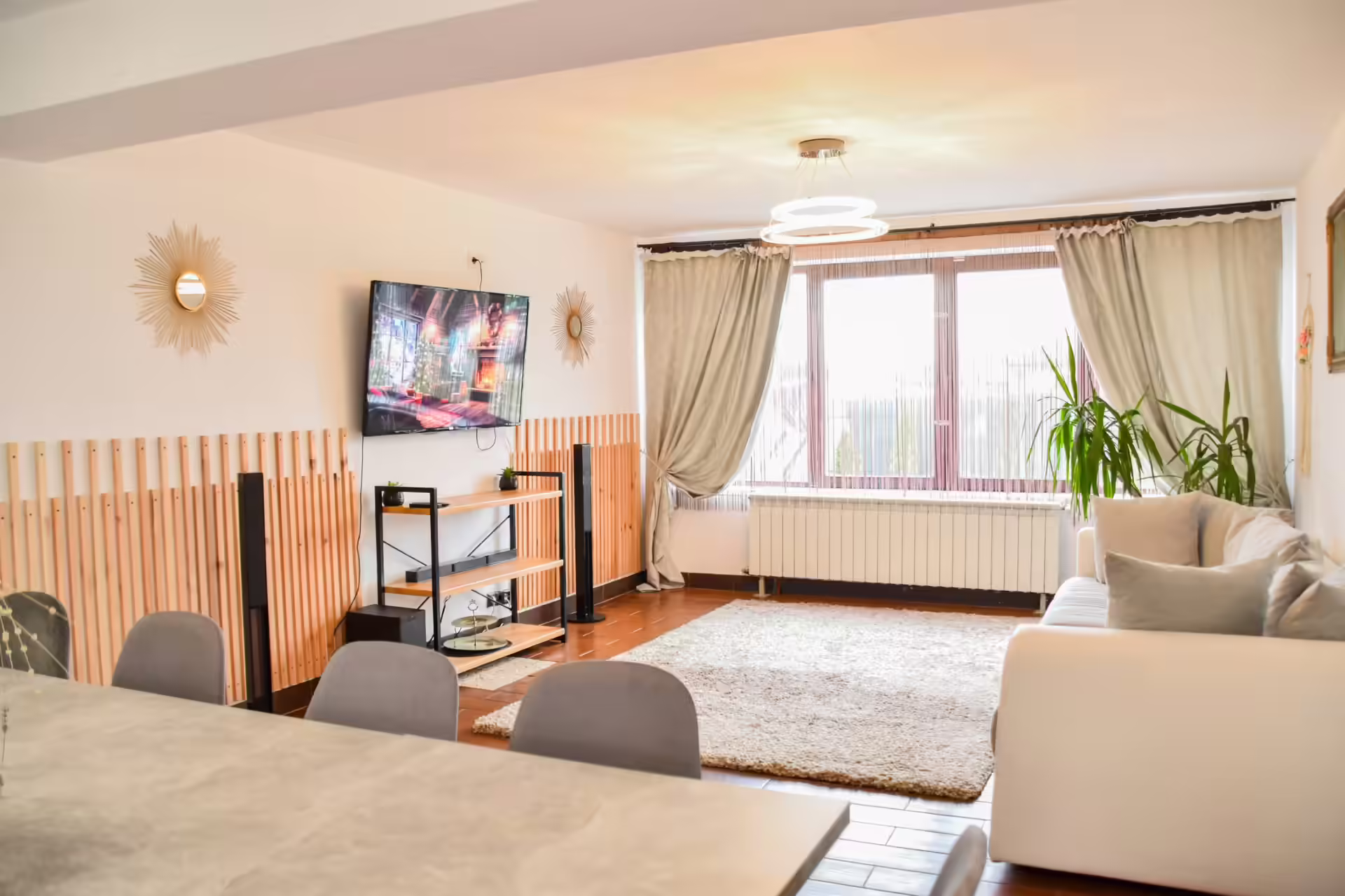 Living cu televizor și vedere spre munți la Vila Mik Guesthouse Living cu televizor și vedere spre munți la Vila Mik Guesthouse