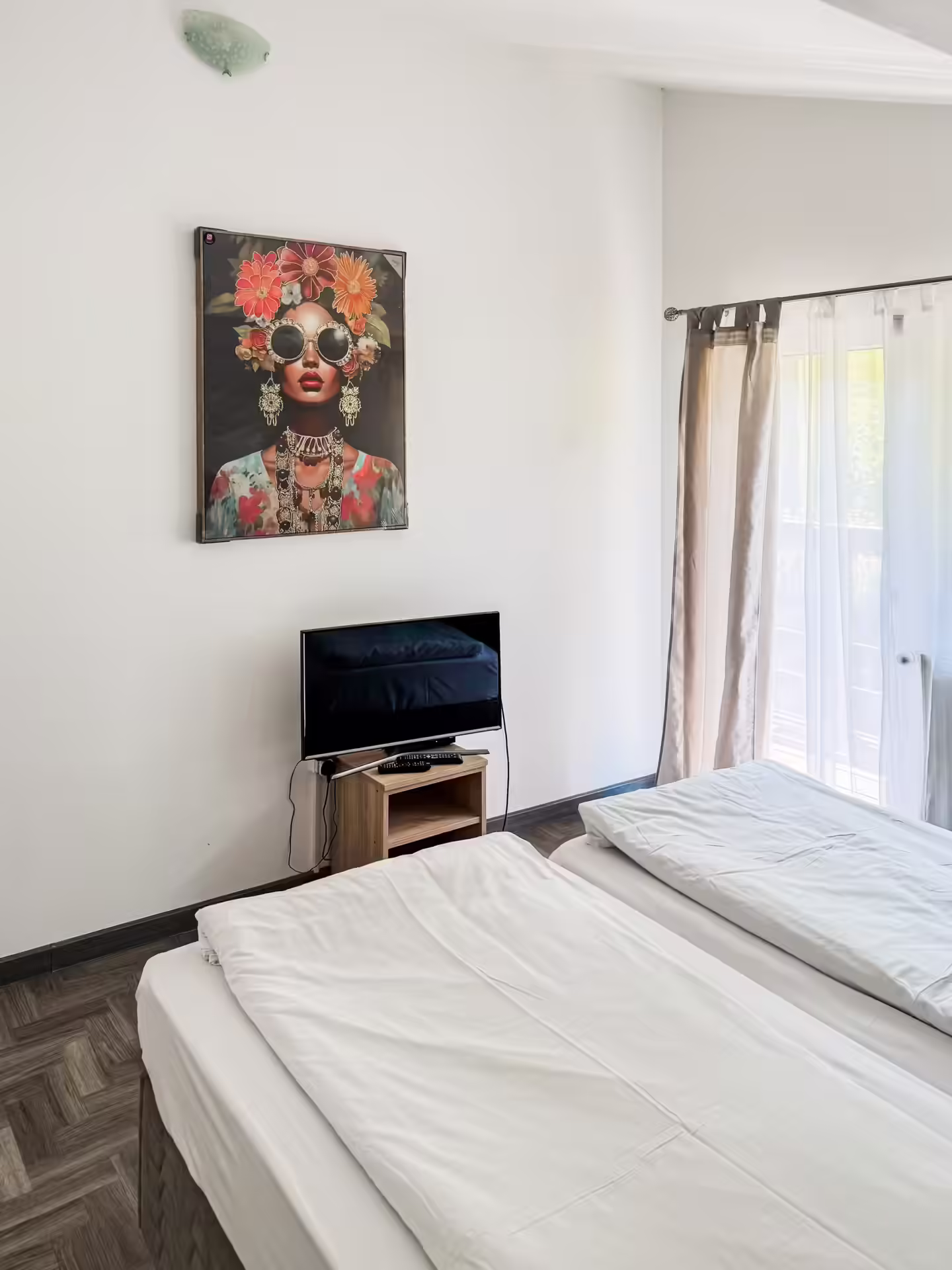 Dormitor luminos cu TV la Di&D House, județul Hunedoara Dormitor luminos cu TV la Di&D House, județul Hunedoara