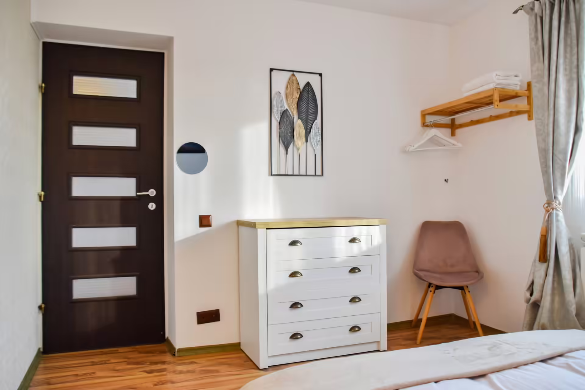 Cameră cu comodă și cuier de perete la Vila Mik Guesthouse Cameră cu comodă și cuier de perete la Vila Mik Guesthouse