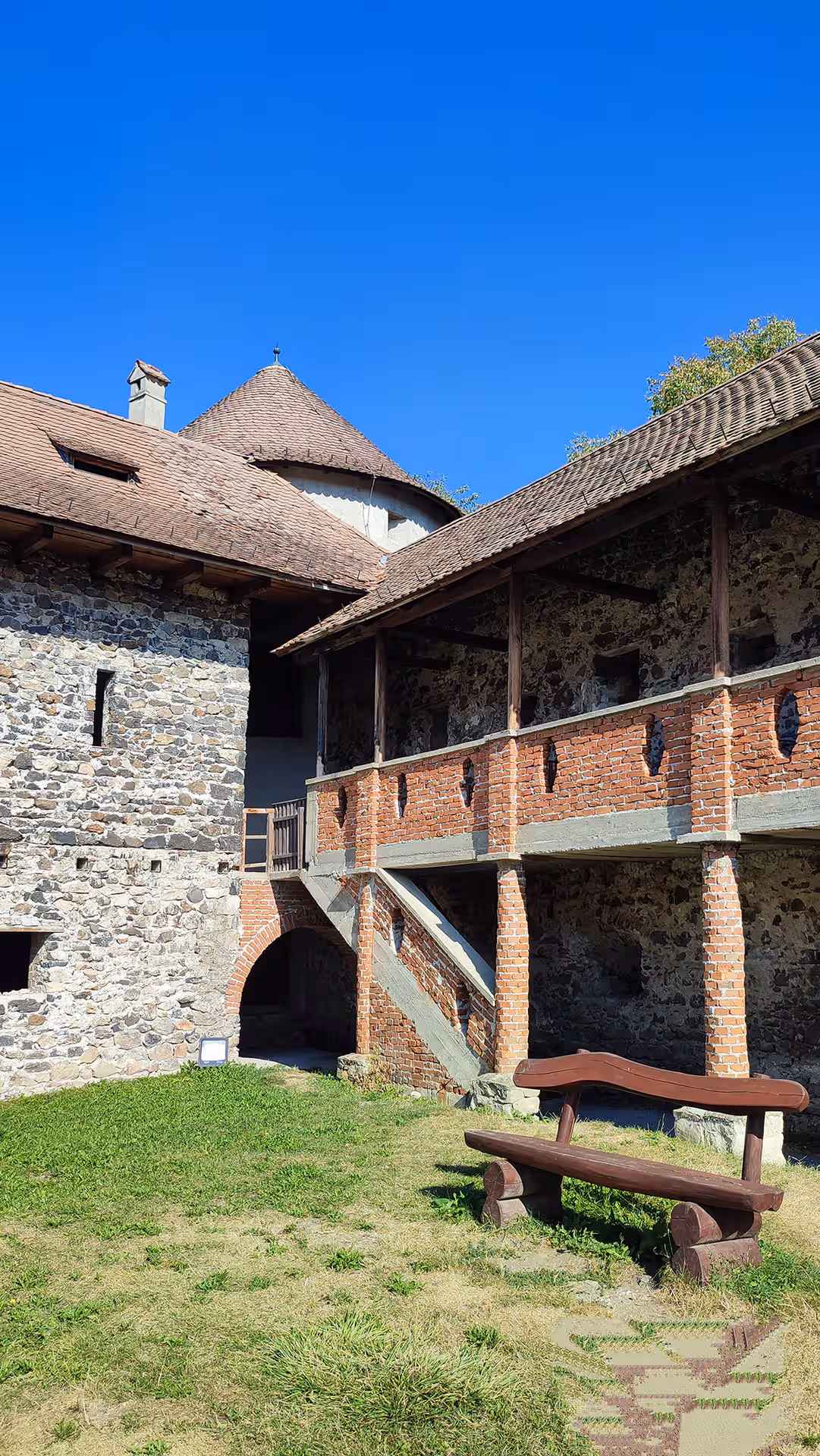 Galeria cu arcade de lemn din curtea Castelului Bethlen, Racoș Galeria cu arcade de lemn din curtea Castelului Bethlen, Racoș