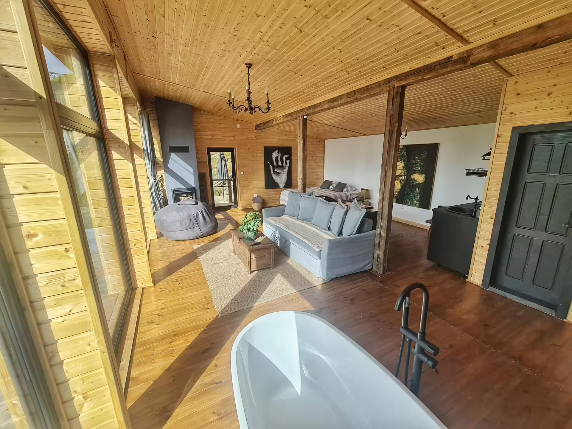 Living cu cadă interioară în cabana de la La Noi La Munte, Munții Apuseni Living cu cadă interioară în cabana de la La Noi La Munte, Munții Apuseni