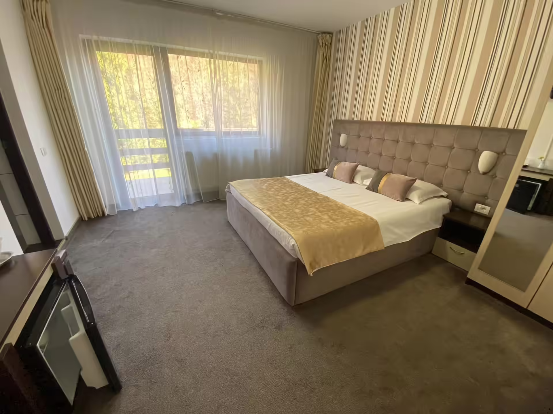 Dormitor matrimonial cu pat tapițat la Casa Florox, Sinaia