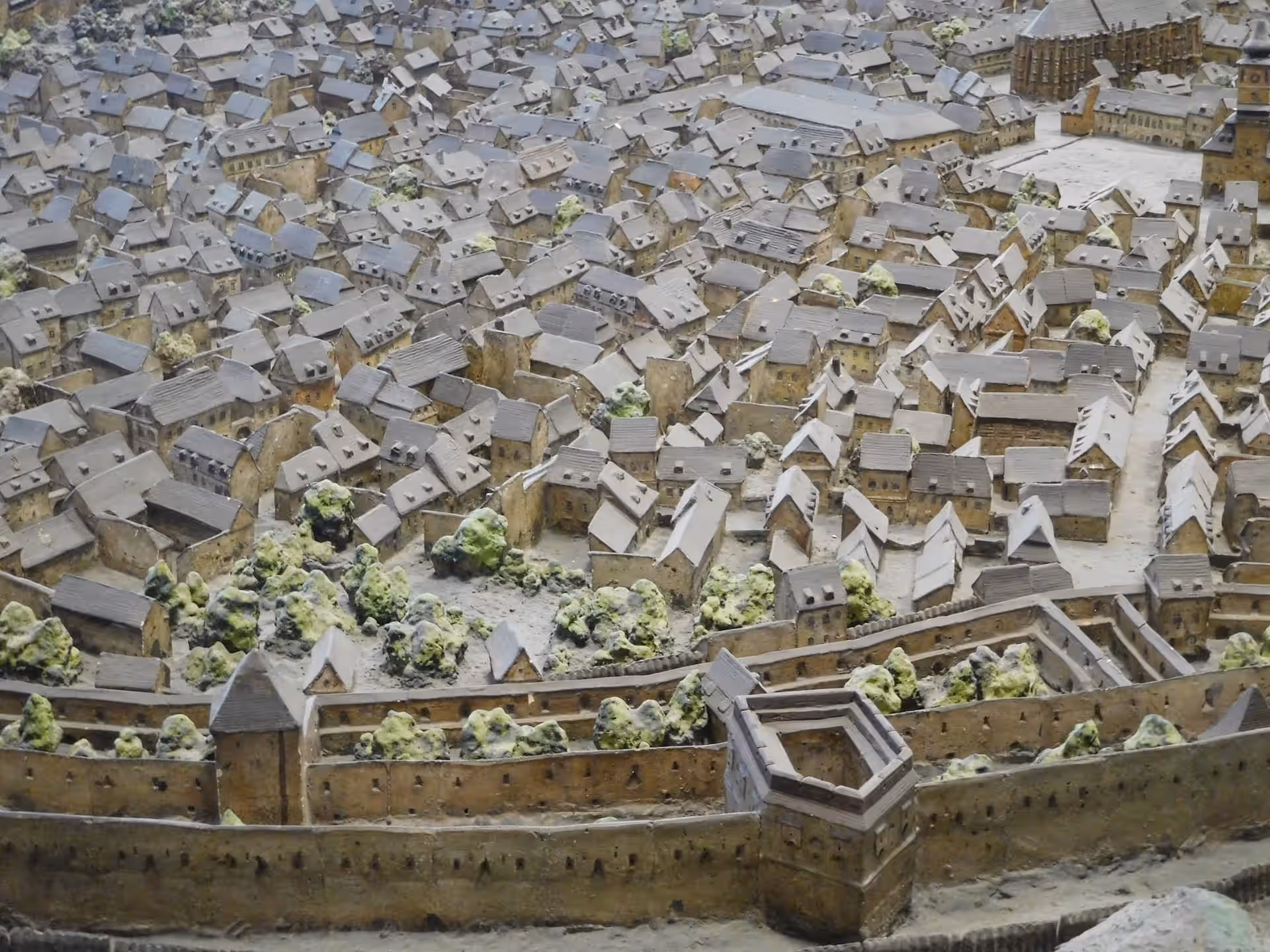 Macheta Brașovului medieval expusă în Bastionul Țesătorilor