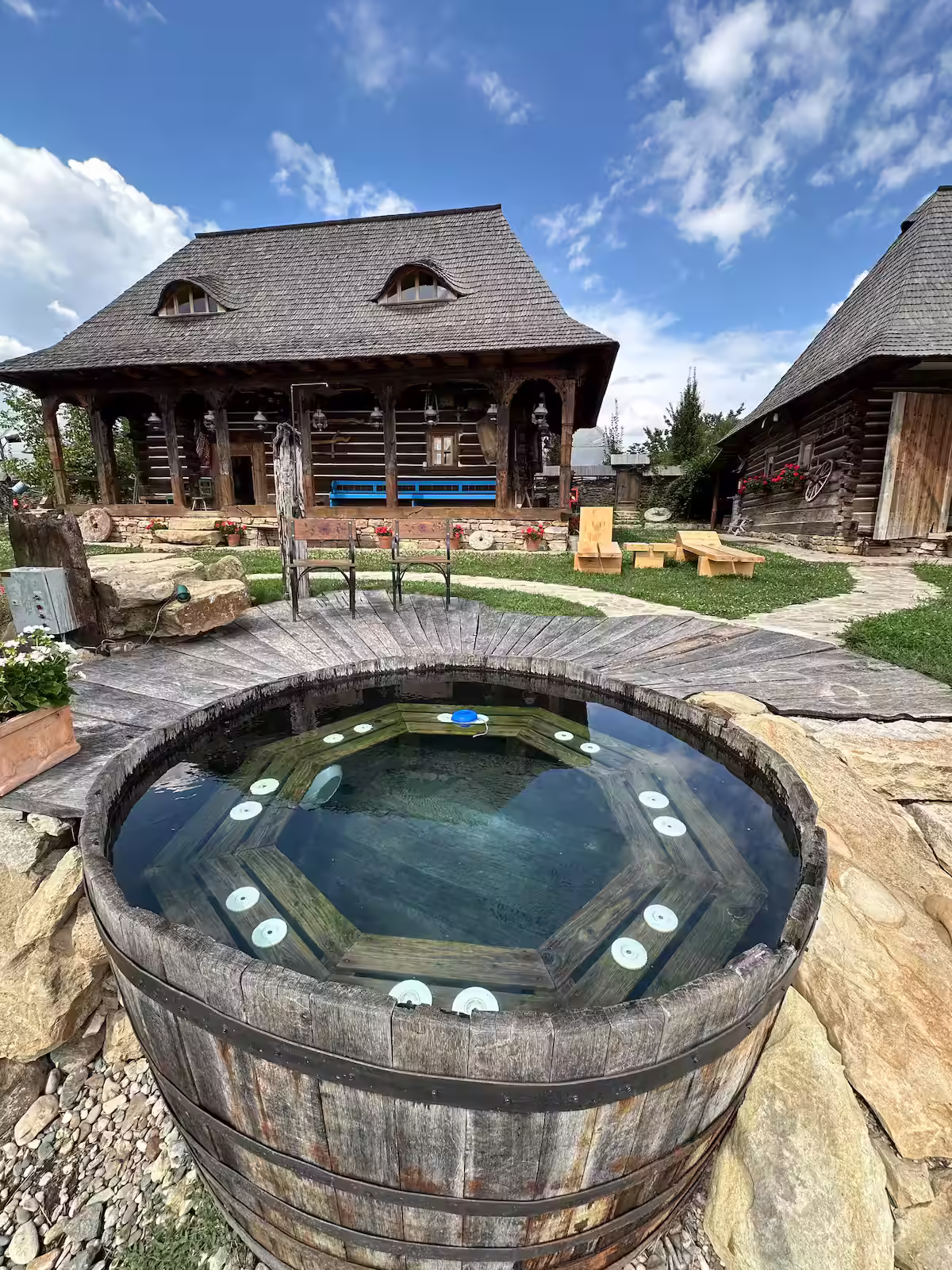 Ciubăr rustic încălzit cu apă caldă în curtea Echoes of Vlădicu, Cluj