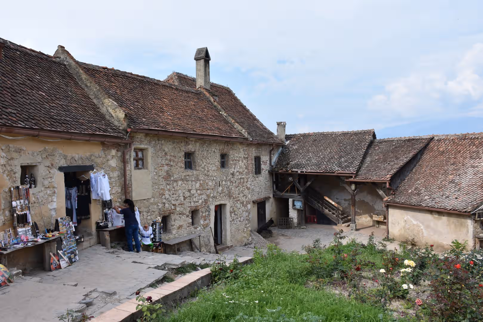 Case medievale din piatră cu acoperiș de țiglă în Cetatea Râșnov Case medievale din piatră cu acoperiș de țiglă în Cetatea Râșnov