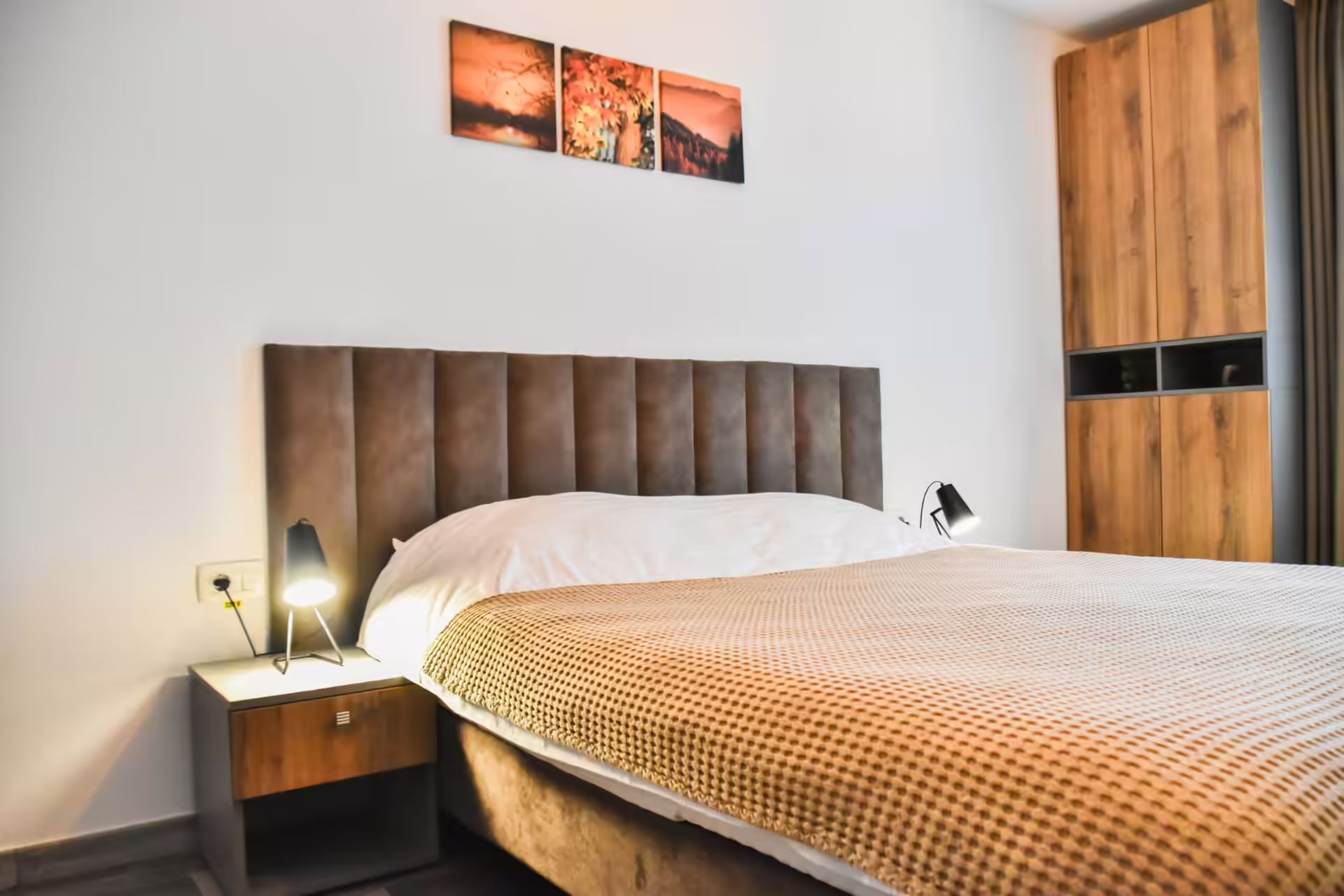 Dormitor cu pat matrimonial și tăblie tapițată la Berg House 31 Săcele Dormitor cu pat matrimonial și tăblie tapițată la Berg House 31 Săcele