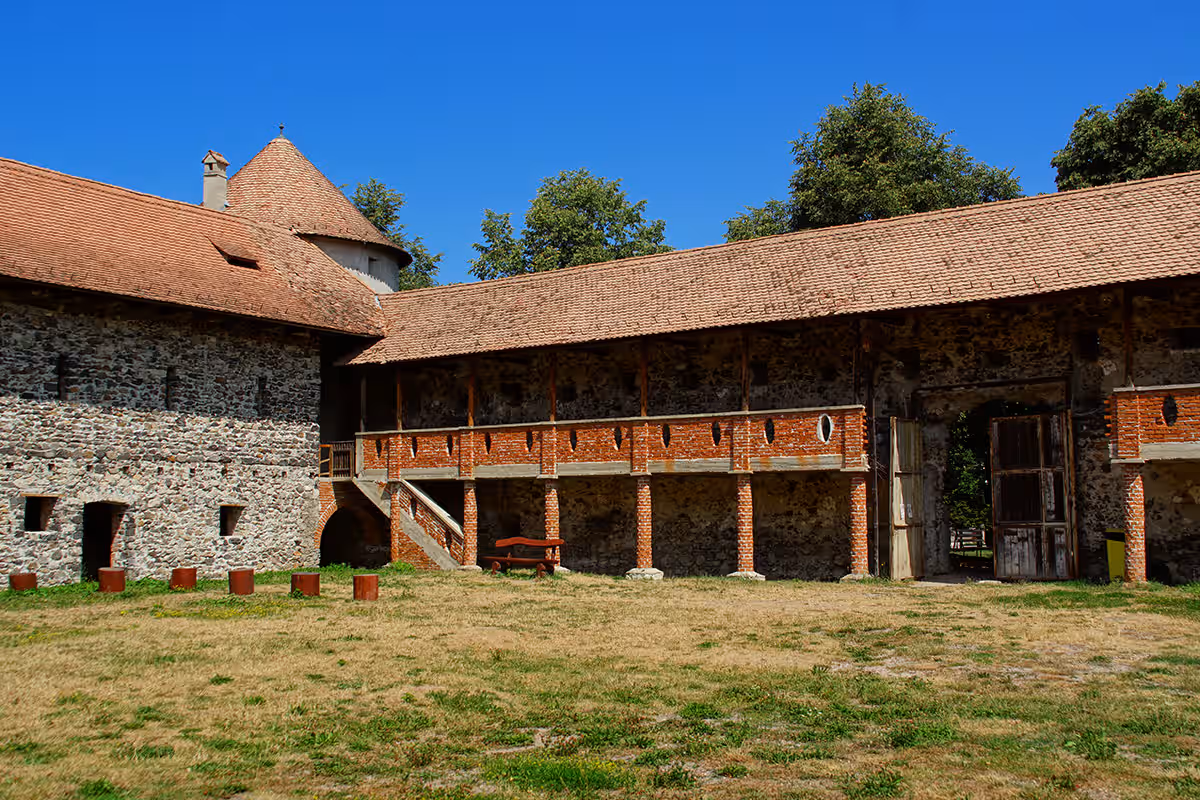Aripa cu galerii de lemn a Castelului Bethlen din Racoș Aripa cu galerii de lemn a Castelului Bethlen din Racoș