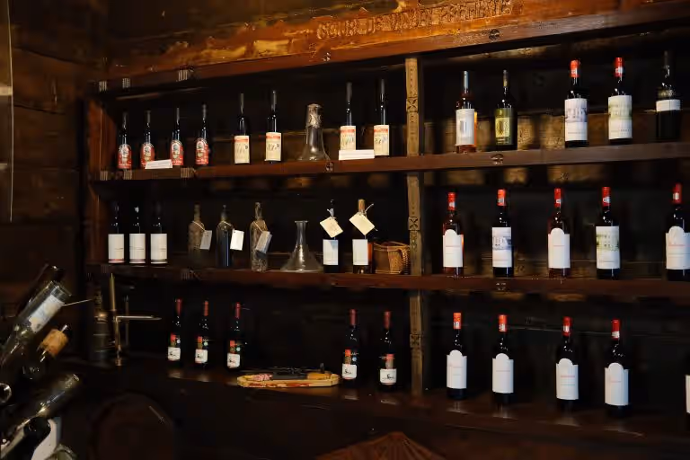 Rafturi cu sticle de vin vechi în Muzeul Crama 1777 Rafturi cu sticle de vin vechi în Muzeul Crama 1777