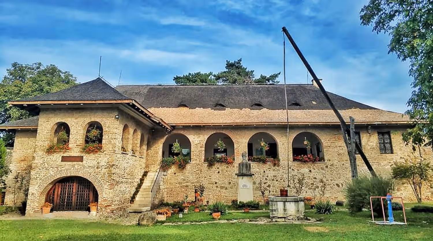 Fațada Casei Domnești de la Brebu, Prahova, în curtea cu gazon