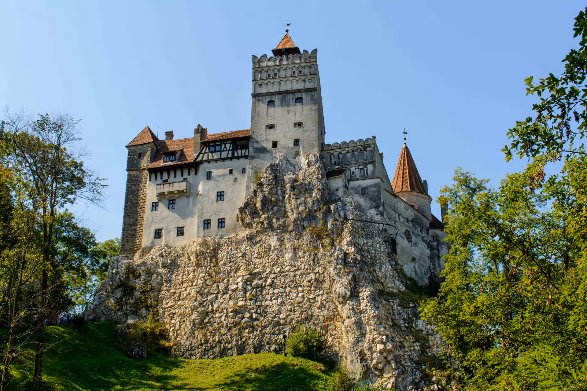 Castelul Bran pe stânca abruptă, vedere de jos cu cer albastru Castelul Bran pe stânca abruptă, vedere de jos cu cer albastru