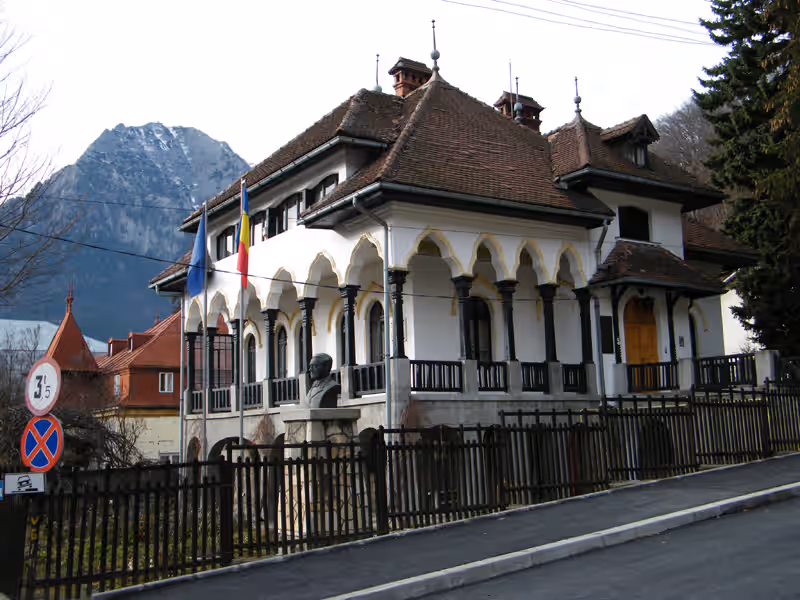 Casa memorială Cezar Petrescu cu muntele Caraiman în fundal, Bușteni Casa memorială Cezar Petrescu cu muntele Caraiman în fundal, Bușteni