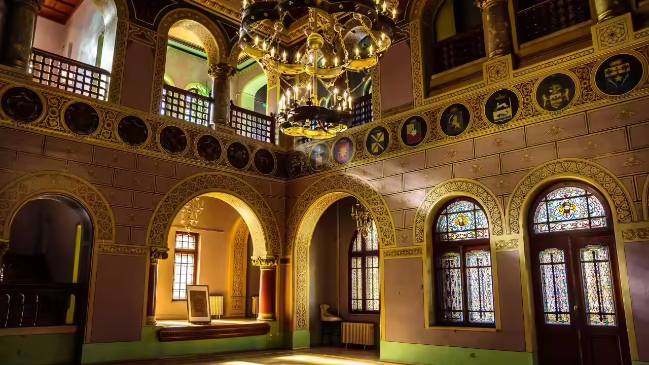 Holul de onoare cu candelabru și arcade din Castelul Cantacuzino