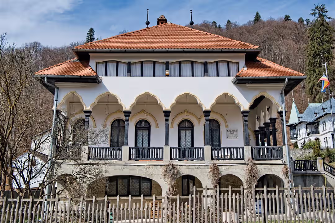 Fațada principală a vilei Cezar Petrescu din Bușteni Fațada principală a vilei Cezar Petrescu din Bușteni