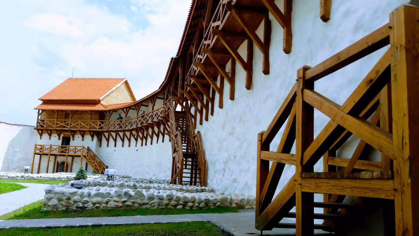 Scările de lemn și drumul de strajă al Cetății Feldioara Scările de lemn și drumul de strajă al Cetății Feldioara