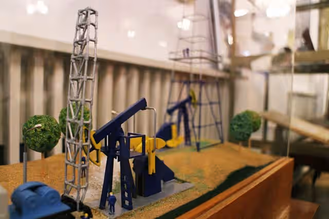 Machetă cu sondă și pompe de extracție la Muzeul Național al Petrolului din Ploiești