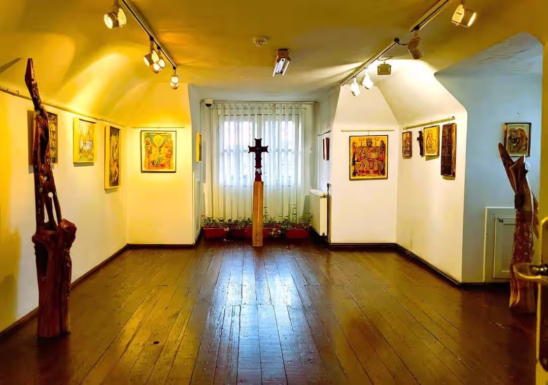 Sală luminoasă de expoziție cu sculpturi, Muzeul Grigorescu