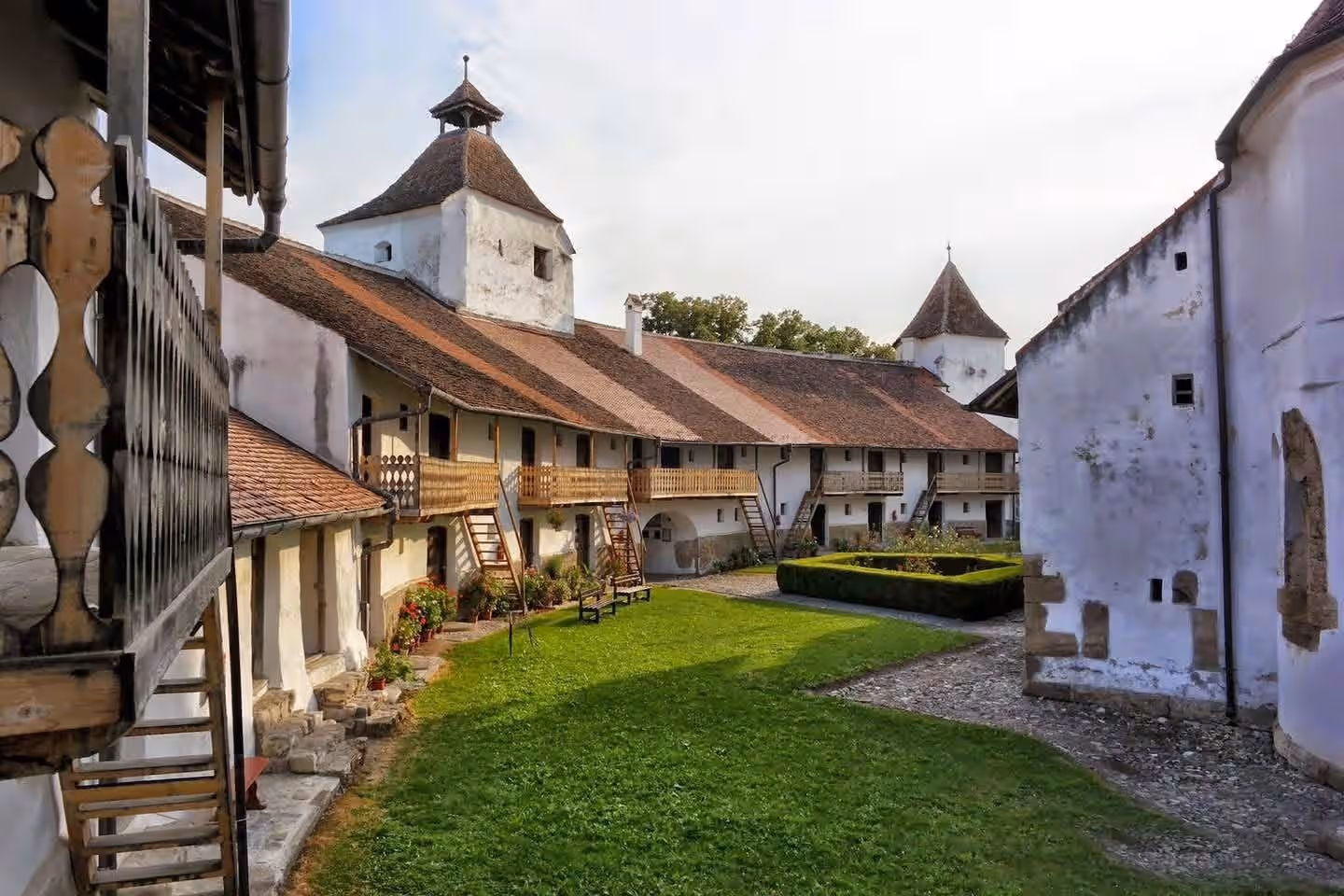 Cămările de provizii cu scări de lemn în incinta cetății Hărman
