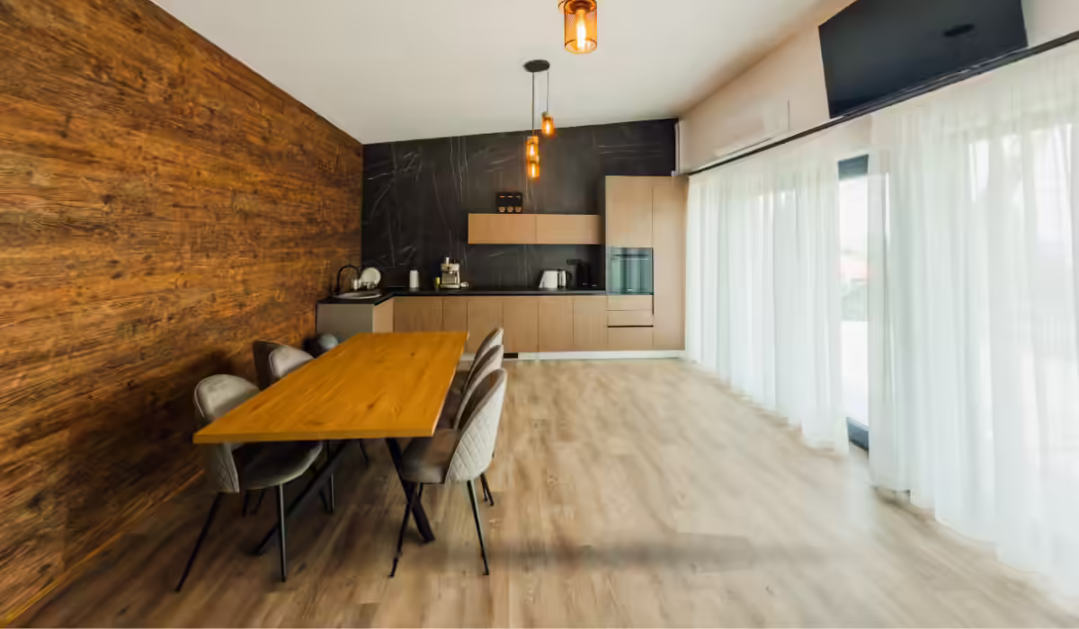 Zonă de luat masa cu ferestre mari spre natură la AZA Chalet, Zărnești