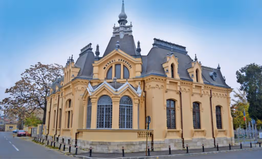 Clădirea Muzeului Ceasului Nicolae Simache văzută din colțul străzii, Ploiești