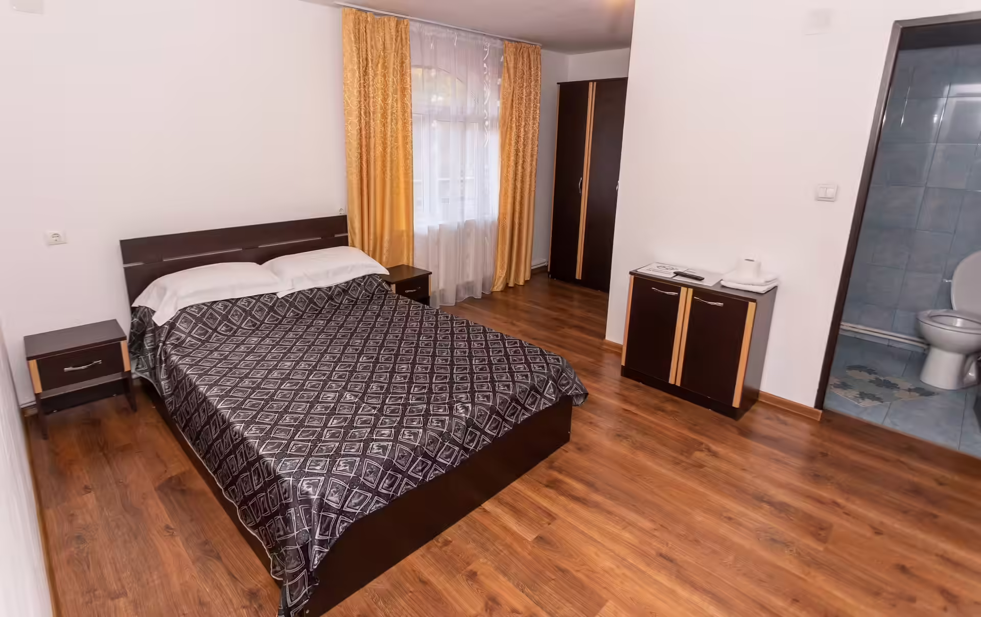 Cameră dublă cu baie proprie la Casa Leu, Lunca Jariștei Cameră dublă cu baie proprie la Casa Leu, Lunca Jariștei