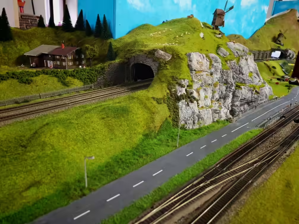 Tunel prin munte și drum în miniatură, expoziția de trenulețe din Sinaia
