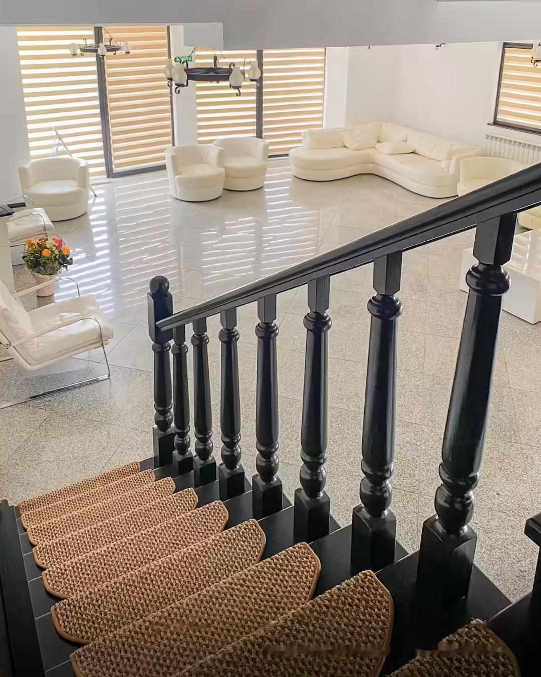 Hol cu scară interioară la Casa Florus din Șieu Hol cu scară interioară la Casa Florus din Șieu