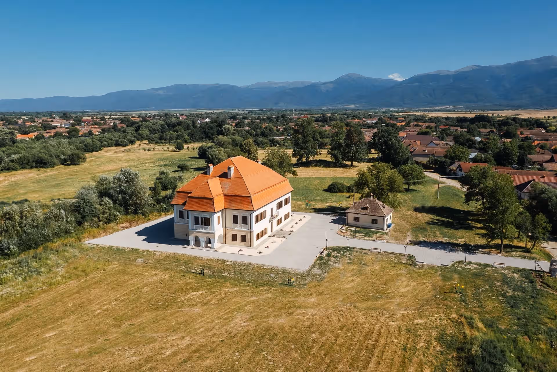Castelul Brâncoveanu și Munții Făgărașului, fotografie aeriană