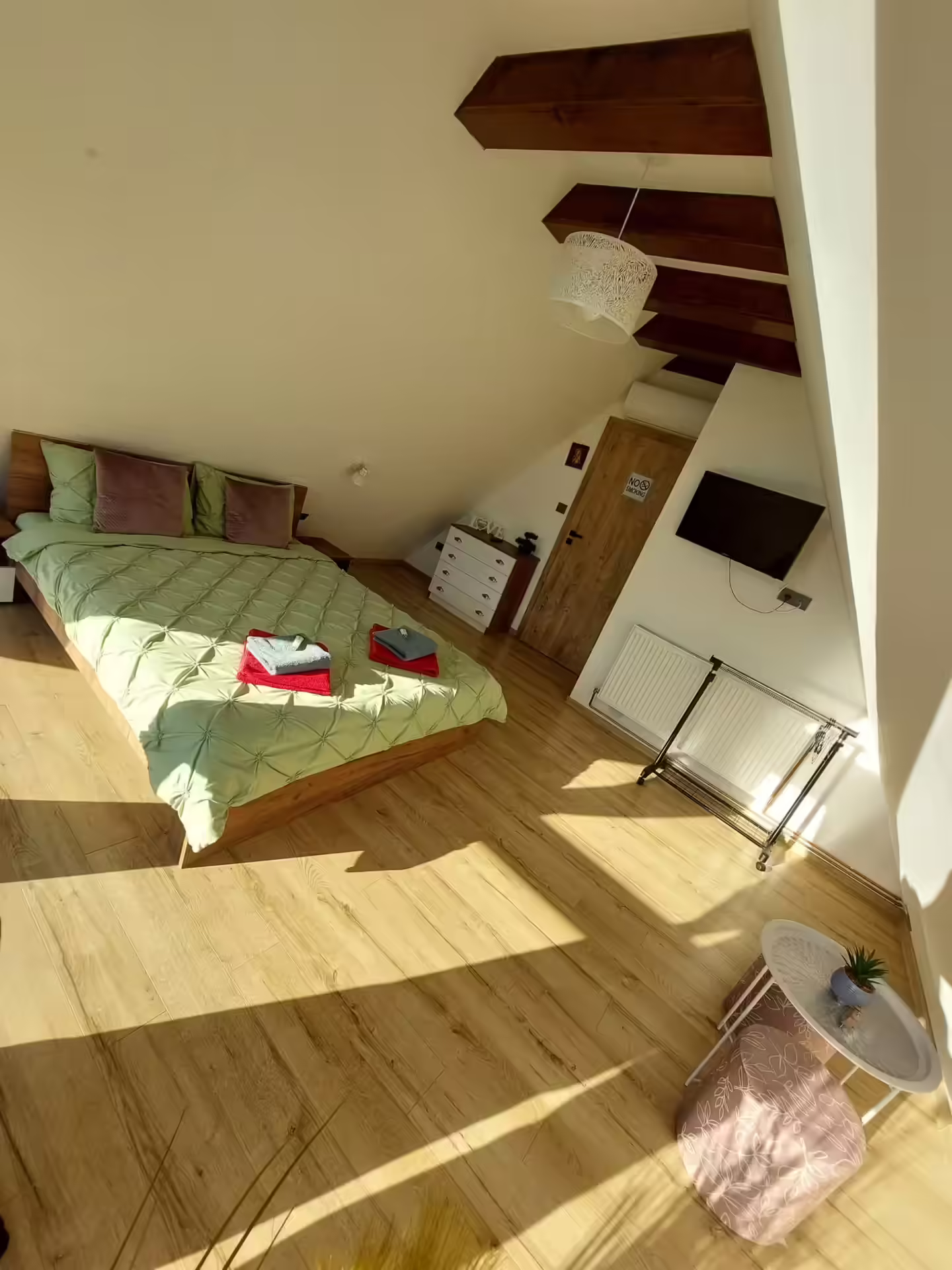 Dormitor la mansardă cu lemn aparent la Cabana A-frame Nis Dormitor la mansardă cu lemn aparent la Cabana A-frame Nis