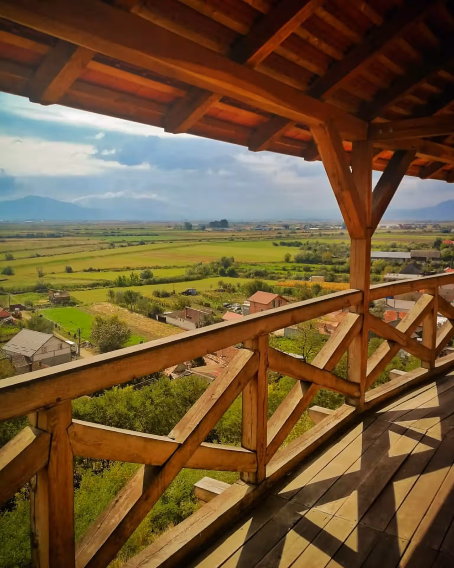 Panoramă spre Țara Bârsei de pe galeria de lemn a cetății Feldioara Panoramă spre Țara Bârsei de pe galeria de lemn a cetății Feldioara