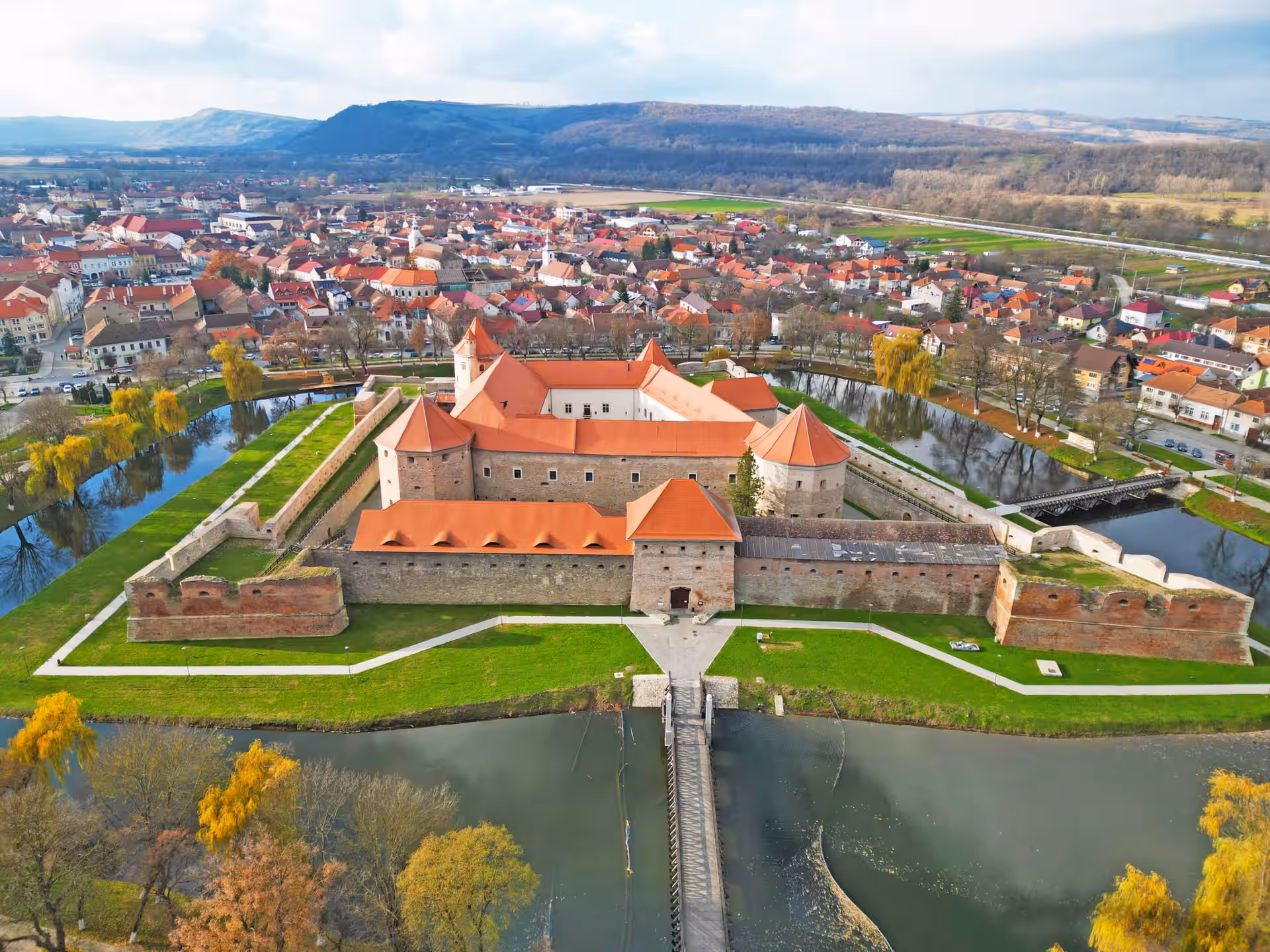Cetatea Făgăraș și orașul Făgăraș din dronă, cu Munții Făgăraș Cetatea Făgăraș și orașul Făgăraș din dronă, cu Munții Făgăraș