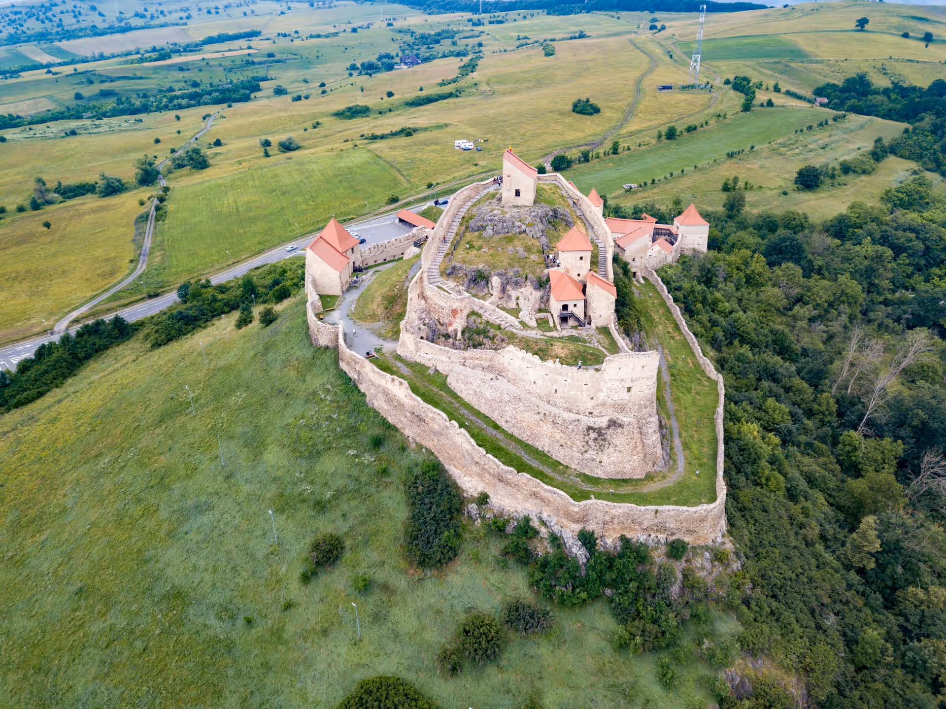 Cetatea Rupea cu incintele sale, vedere aeriană de sus