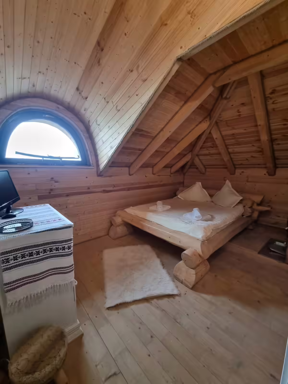 Dormitor cu pat dublu și televizor la Mountain View Chalet din Broșteni Dormitor cu pat dublu și televizor la Mountain View Chalet din Broșteni